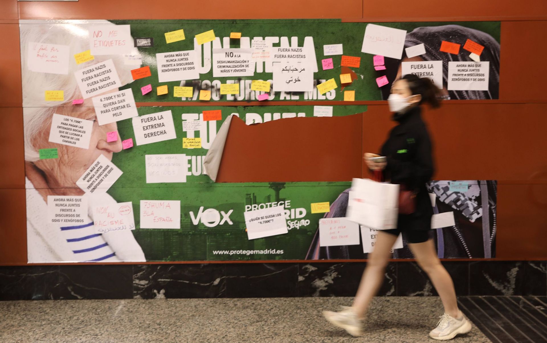 Schnell war das infame Plakat von Vox in der Madrider U-Bahn-Station Sol mit Aufklebern gegen Rassismus überklebt.