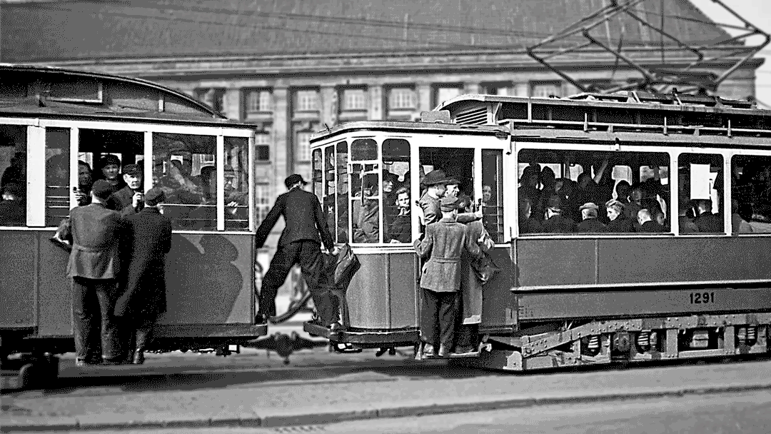 Animation: alte Straßenbahn mit Trittbrettfahrern, Anfang 20. Jahrhundert, schwarz-weiß