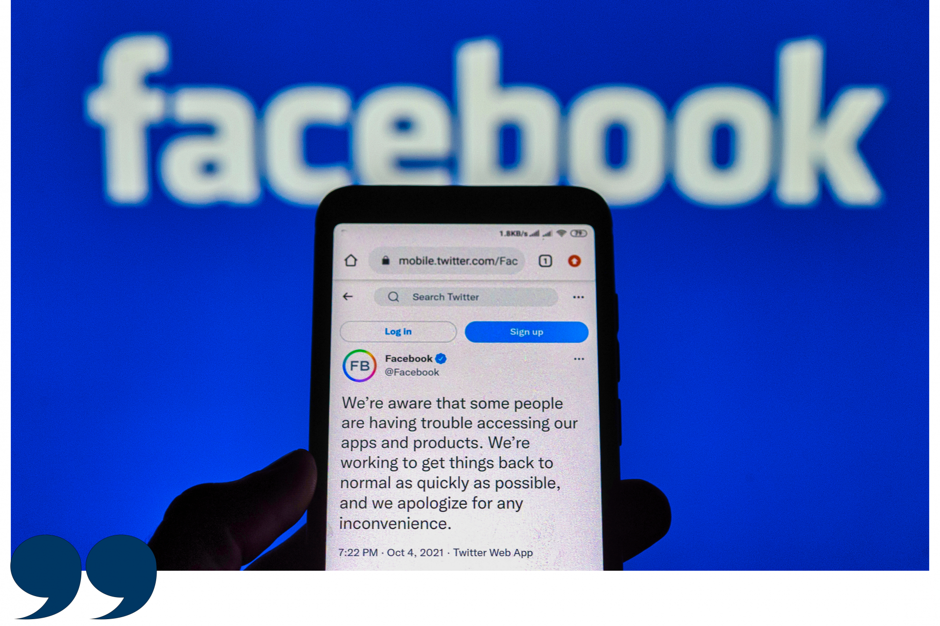 Smartphone vor Facebookhintergrund