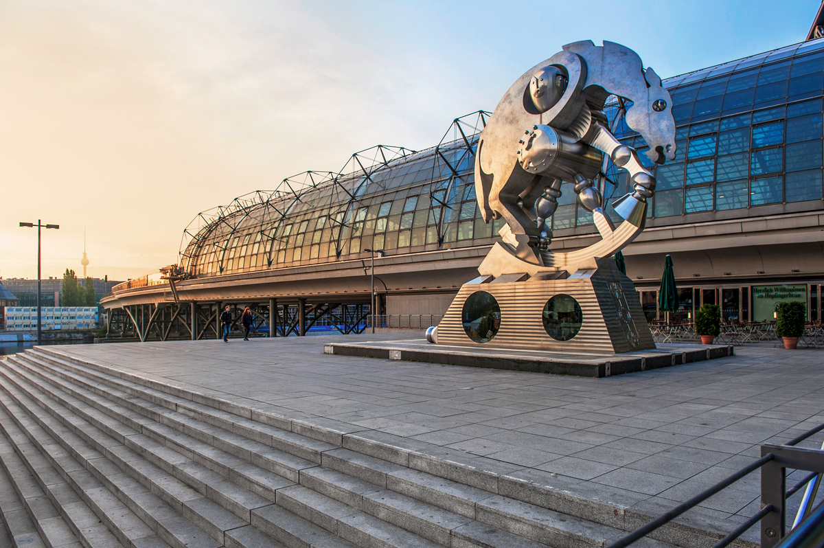 Skulptur Rolling Horse Hauptbahnhof Berlin von Jürgen Goertz