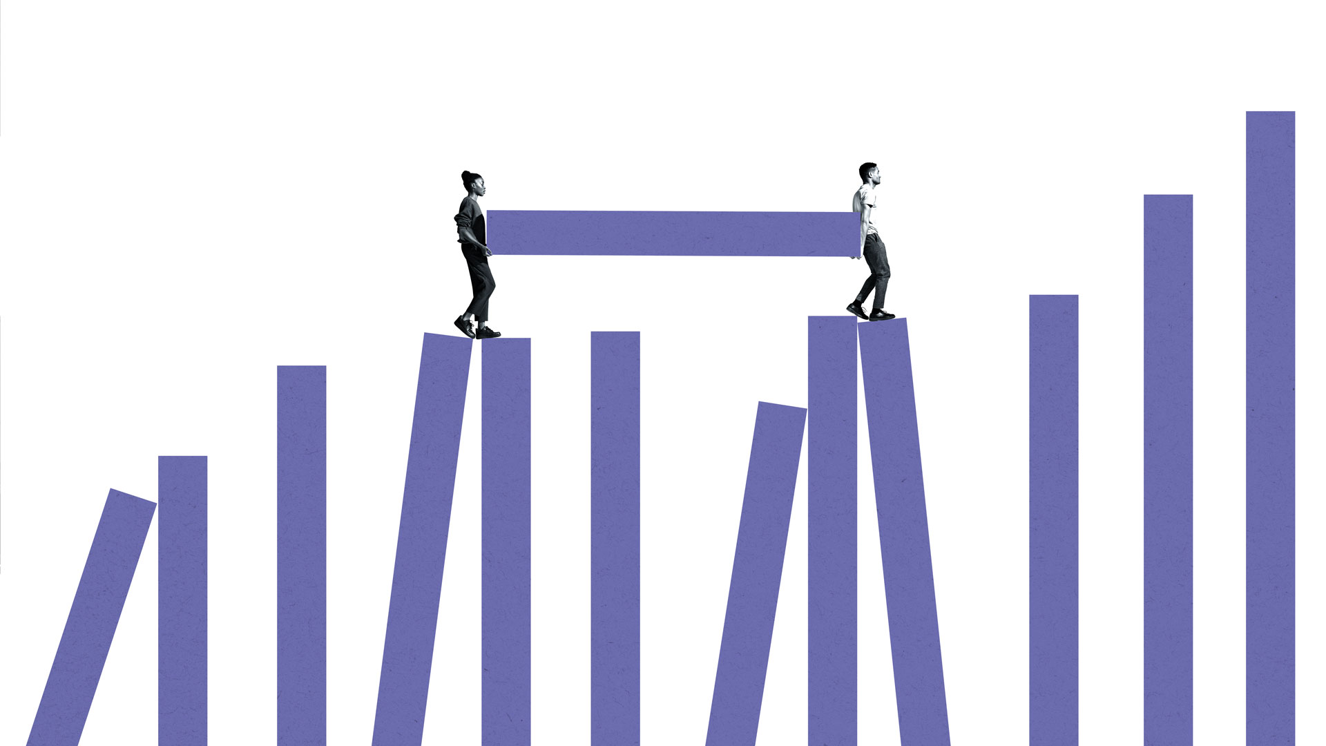 2 Menschen balancieren einen Balken über andere Balken hinweg