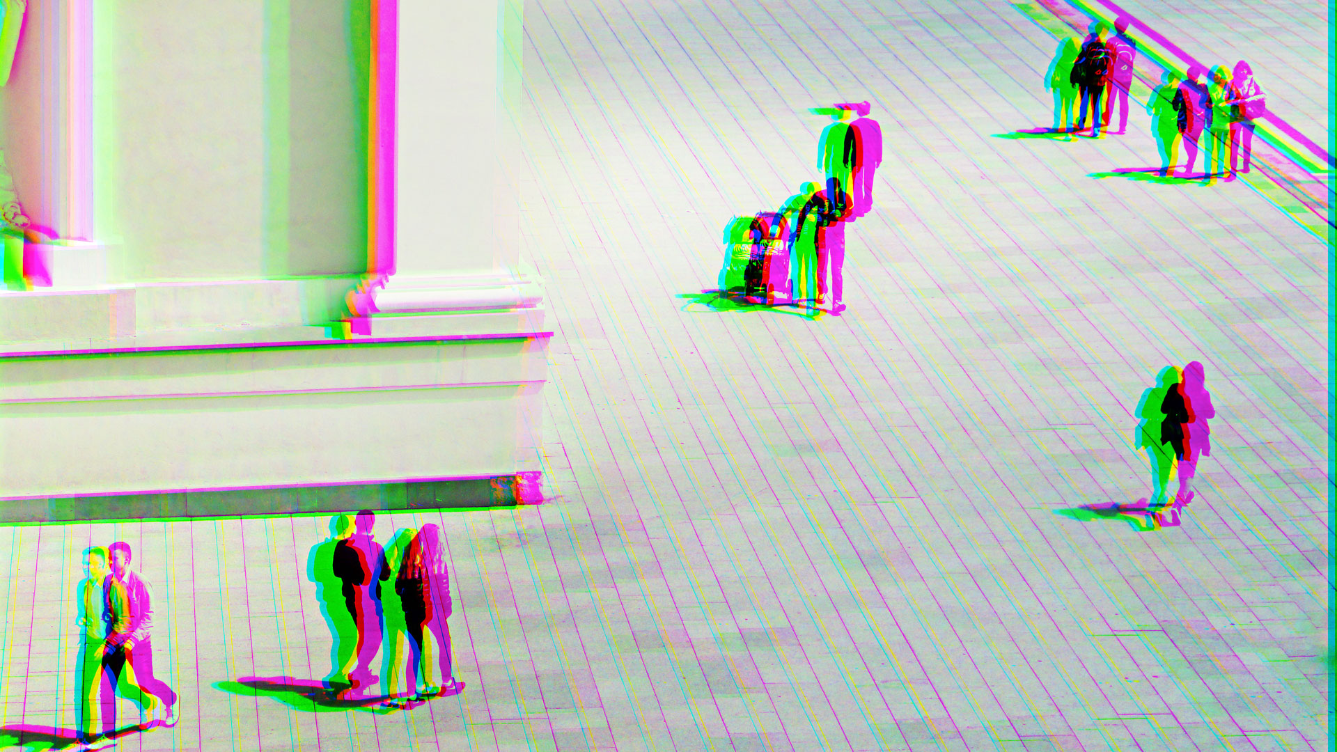 Menschen laufen auf einem großen Platz