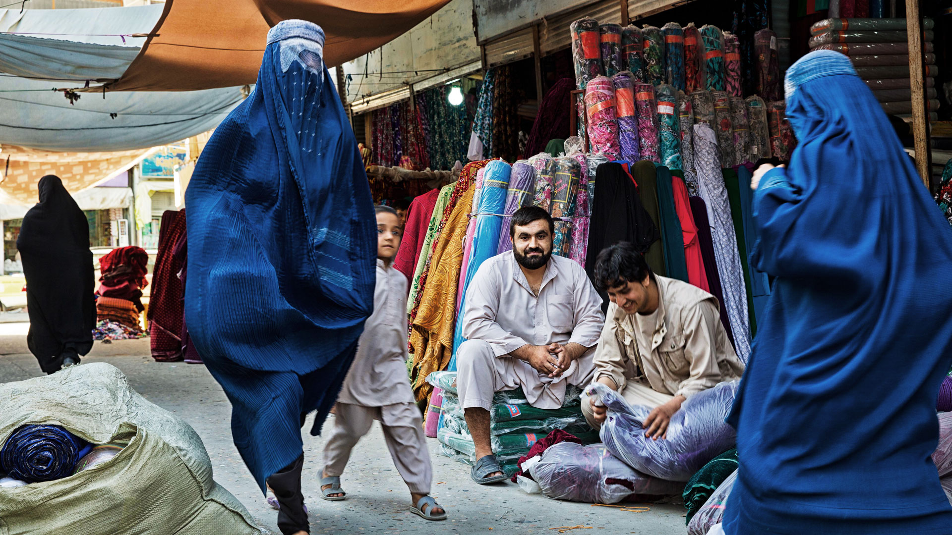 Basar, 2 verschleierte Frauen, ein Kind und 2 Männer, Afghanistan