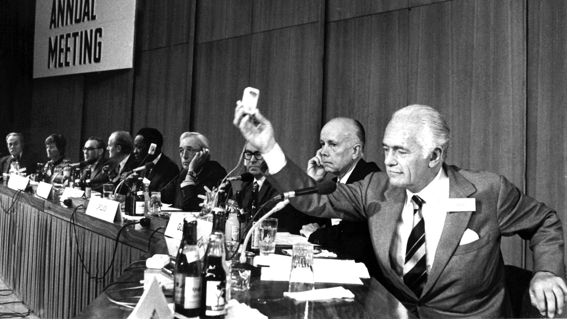 Sitzung des Club of Rome 1974 in Berlin. Im Vordergrund der niederländische Entwicklungsökonom Hans Linnemann.