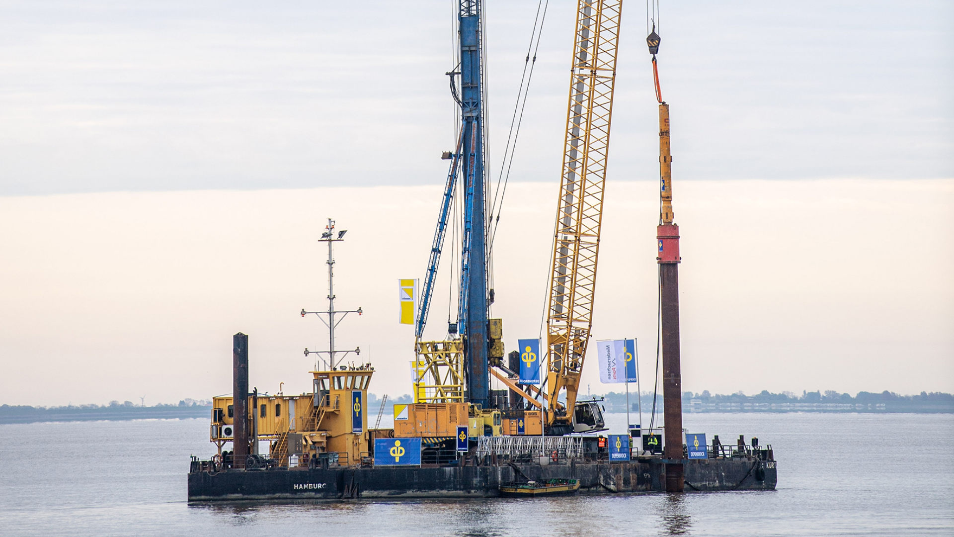 Der erste „Rammschlag“ für das  schwimmende Terminal vor der Küste Wilhelmshavens. Dort soll ab Ende des Jahres tiefgekühltes flüssiges Erdgas von Schiffen nach der Erwärmung ins Gasnetz eingespeist werden.